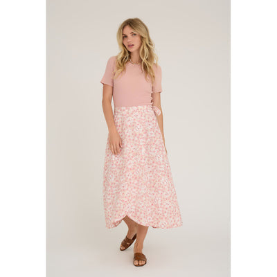 Peony Wrap Skirt – midi-langt omslagskjørt med blomsterprint og knyting i siden. Perfekt for en feminin og elegant stil.